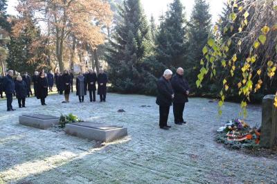 Stilles Gedenken anlässlich des Volkstrauertages auf dem Stadtfriedhof in der Kremmener Straße
