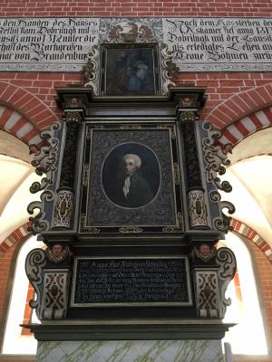 Das Epitaph des Freiherrn von Schirnding ist für die Nachwelt gerettet. (Foto: M. Grosser) (Bild vergrößern)