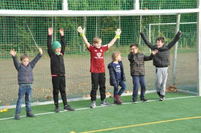 Das freut den Puschendorfer Nachwuchs: Auf dem Allwetter-Sportplatz können sie künftig neben Fußball auch viele andere Aktivitäten ausüben.