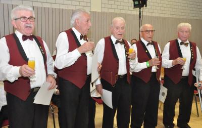 Ein Gläschen in Ehren: Für 70 Jahre aktives Singen wurden Alfred Billmann, Konrad Weghorn und Adolf Weghorn ausgezeichnet, für 60 Jahre Hermann Wick und für 50 Jahre Gerhard Dörr (v.r.n.l.)