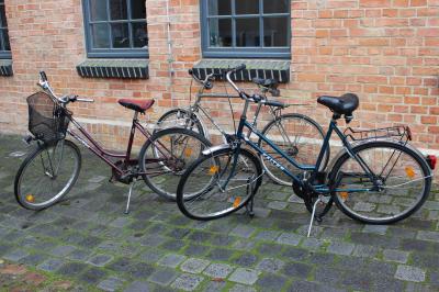 Weitere Fahrräder auf dem Hof der Verwaltung abgestellt