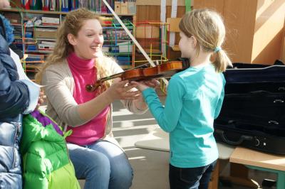 Kollegin Dastelen mit begeistertem Violinenkind.