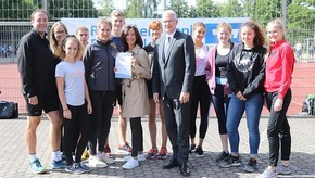 Die Schüler der Liebfrauenschule freuen sich über das Sportabzeichen.