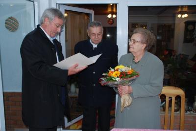 Bürgermeister Heiko Müller gratulierte Gisela und Franz Klonowski zur Diamantenen Hochzeit.