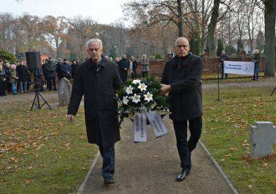 Hans-Peter Garlin und Bürgermeister Dr. Ronald Thiel legten an der Kriegsgräberstätte auf dem Pritzwalker Friedhof einen Kranz nieder. Foto: H.-W.B.