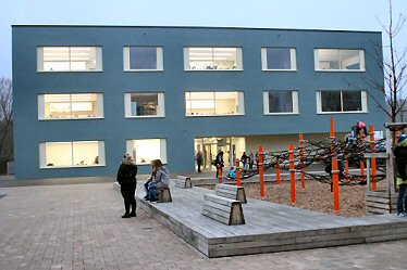 Schulhof mit Grundschulgebäude (Bild vergrößern)