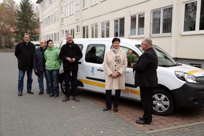 Der Landkreis Havelland übergab den ASB Stromsparhelfern das erste Elektromobil – einen weißen Renault Kangoo.