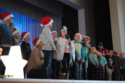 Die Kinder aus dem Hort "Kunterbunt" hatten ein weihnachtliches Programm vorbereitet. Foto: Beate Vogel