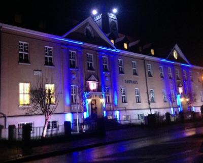 Falkenseer Rathaus leuchtet in der Adventszeit