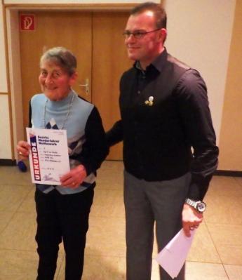 Mit 87 Jahren noch immer im Boot: Siegrid von Breska paddelte  4.193 Kilometer in der Saison 2018. Rechts: Bezirksvorsitzender Detlev Fischer. Foto: Jo Kaiser