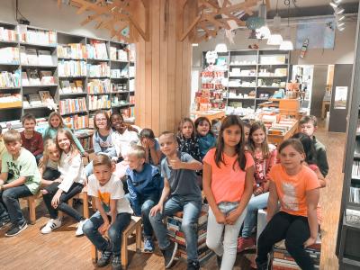Foto zur Meldung: Besuch der Reuffel-Buchhandlung