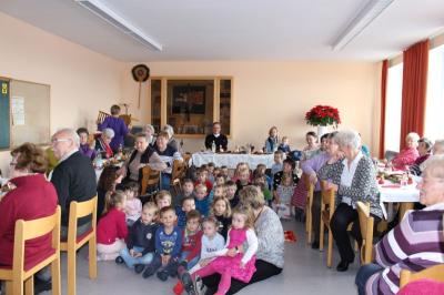 Der Nikolaus besuchte Kinder und Senioren