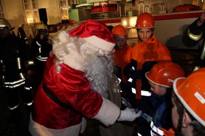 Der Nikolaus wurde in einer spektakulären Aktion aus dem Pritzwalker Rathaus gerettet. Foto: Andreas König/Stadt Pritzwalk