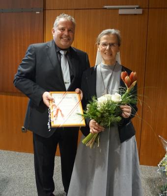 Bild: Erster Bürgermeister Stefan Busch und Schwester Anna-Maria Aus der Wiesche (Bild vergrößern)