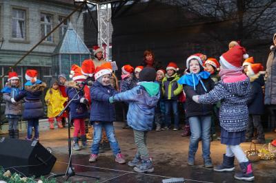Für ihren Auftritt zur Eröffnung des Pritzwalker Weihnachtsmarktes erhielten die Kinder aus dem Hort „Kunterbunt“ und der Kita „Kinderland“ großen Applaus.  Foto: Andreas König/Stadt Pritzwalk