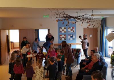 Kindergarten besucht Altenservicezentrum St.Martin
