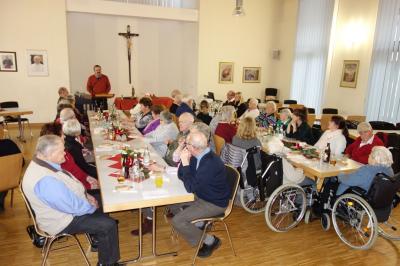 Foto zur Meldung: Senioren treffen sich zur Adventsfeier im Pfarrheim