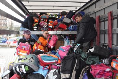 Neben 1000 gebrauchten Schulranzen und tonnenweise Kleidung wurden auch die letzten 950 der insgesamt 2250 Weihnachtspäckchen für rumänische Kinder in einen LKW gepackt.