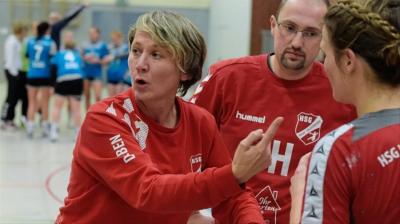 Birgit Deeben (links), Trainerin der HSG Hude/Falkenburg. Foto: Rolf Tobis