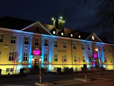 Auch in diesem Jahr erstrahlt das Falkenseer Rathaus zur Adventszeit wieder im farbenfrohen Lichterglanz.