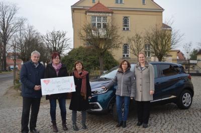 Bürgermeister Heiko Müller, Catrin Seeger, Ursula Nonnemacher, Manuela Dörnenburg und Luise Herbst vor dem neuangeschafften Fahrzeug.