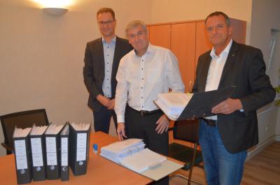 Bürgermeister Heiko Müller unterzeichnete die Antragsunterlagen.