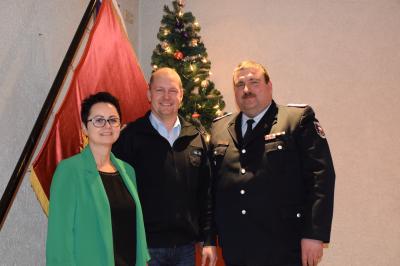 Fachberater ABC Henrik Jura mit Bürgermeisterin Annett Jura und Stadtwehrführer Thomas Gäde