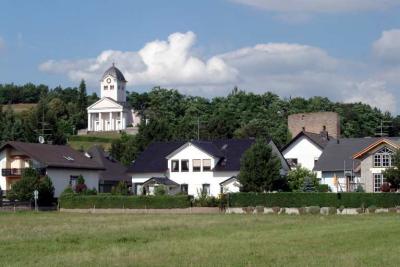 Aktiv für unser Dorf mit den Wahrzeichen Rundkirche und Burgmauer