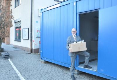 Ab in den Container, heißt es für Wolfgang Kistner während der Zeit des Rathaus-Umbaus. Der Bürgermeister nimmt‘s gelassen und packt beim Umzug kräftig mit an.
