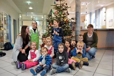 Foto zur Meldung: Kunterbunter Weihnachtsbaum: Kindergartenkinder schmückten Baum im Ev. Krankenhaus Selters