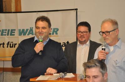 Die beiden Gemeinderäte Stephan Buck (links) und Alexander Dörr antworteten auf die Fragen vom 2. FW-Vorstand Manfred Schroll (rechts).