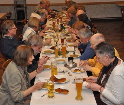 Essen und Trinken hält Leib und Seele zusammen - das wissen die Gäste beim Subb'n-Essen des Heimatvereins ganz genau.