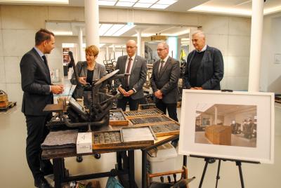 Lars Schladitz, Leiter der Museumsfabrik (l.), zeigt Ministerin Martina Münch historische Drucktechniken. Foto: Beate Vogel