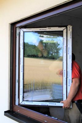 Neue Fenster mit moderner Wärmeschutzverglasung minmieren hohe Wärmeverluste (Bild vergrößern)