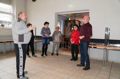Leiter Ulrich Weltzien zeigte den Mitgliedern des Pritzwalker Seniorenbeirats das Jugendfreizeitzentrum Nord. Foto: Andreas König/Stadt Pritzwalk