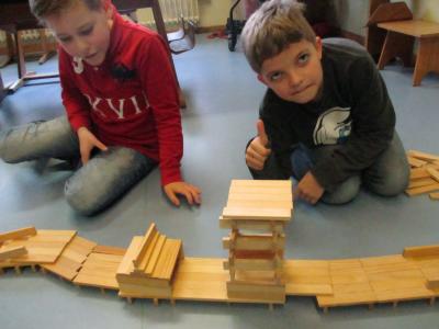 Brückenbauen in der Klasse 3a (Bild vergrößern)