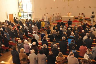 Veitsbronns Katholiken nahmen mit einem Gottesdienst Abschied von ihrem Kirchenbau. Manch einer verbindet mit dem Gotteshaus schöne Erinnerungen an Trauungen oder Tauffeiern.