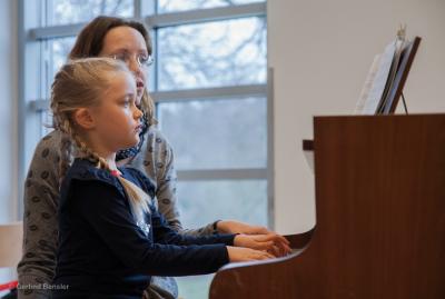 Schon nach kurzer Unterrichtszeit lässt sich gemeinsam mit der Lehrerin klangvolle Musik spielen. Foto: Gerlind Bensler