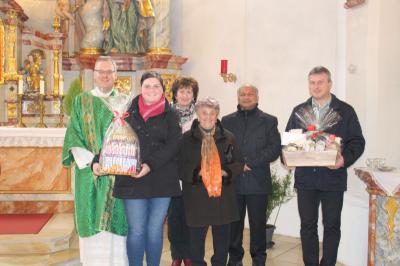 Foto zur Meldung: Die Pfarreiengemeinschaft Moosbach, Prackenbach-Krailing gratulierte ihrem beliebten Diakon zum 40. Geburtstag