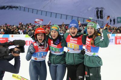Erster Team-Weltmeister in der Geschichte des Frauen-Skispringens, v. l. n. r.:
