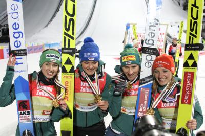 Erster Team-Weltmeister in der Geschichte des Frauen-Skispringens, v. l. n. r.: Juliane Seyfarth, Carina Vogt, Ramona Straub und Katharina Althaus - Foto: Hahne