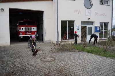 Frühjahrsputz an der Feuerwehr in Dörrwalde 2023 (Bild vergrößern)