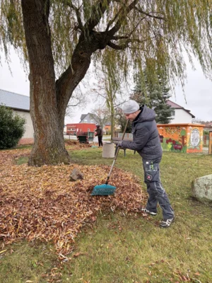 Bürgermeister André Lehnick beim Frühjahrsputz (Bild vergr&ouml;&szlig;ern)