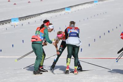 Sandra Ringwald und ihre Kolleginnen empfangen die gestürzte Schlußläuferin Laura Gimmler nach dem Zieleinlauf - Foto: Joachim Hahne