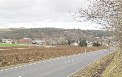 Bürger aus Lohrheim setzen sich gegen die Ausweisung eines Gewerbegebiets an der B 54 in Oberneisen zur Wehr. Sie befürchten unter anderem, dass ihr Ort noch mehr von gewerblichen Anlagen umgeben wäre. Foto: Katrin Maue-Klaeser (Bild vergrößern)