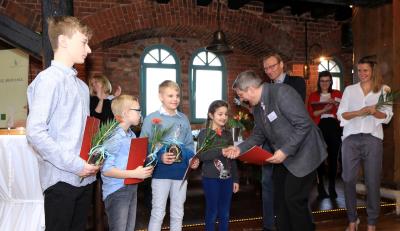 Wittenberges Bürgermeister Dr. Oliver Hermann gratuliert Schachspielerin Tatevik Mia Stephanjan I Foto: Ralf Podiebrad