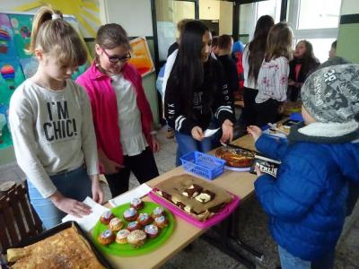 Foto zur Meldung: Klasse 5b: Lecker Kuchen für alle!