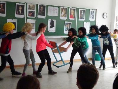 Foto zur Meldung: Klasse 4a: Vier Theaterstücke - Die Generalprobe