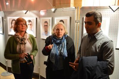 Waltraud Neumann, Simone Ahrend (m.) und Wafi Yaghi vor den Portraits der Ausstellung I Foto: Martin Ferch