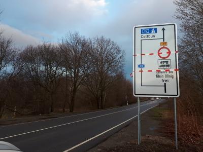 Foto: Die Hinweisschilder zum Durchfahrtsverbot wurden durch den zuständigen Landesbetrieb Straßenwesen Brandenburg aufgestellt. (Foto Landkreis) (Bild vergrößern)